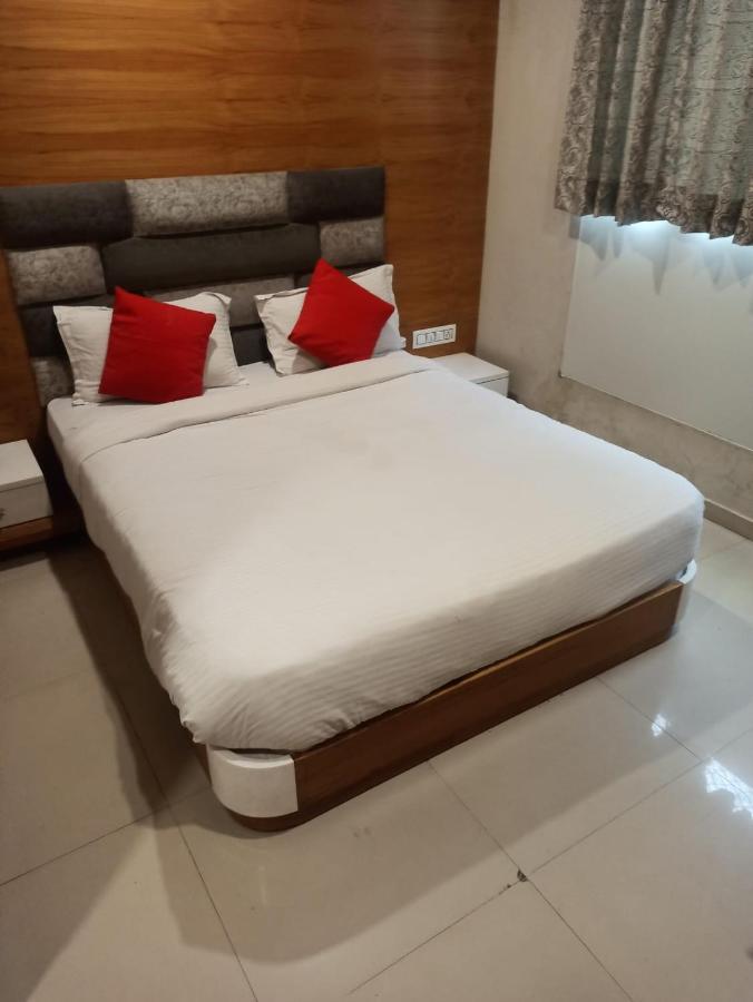 Hotel Madhav Villa Amhedabad Dış mekan fotoğraf