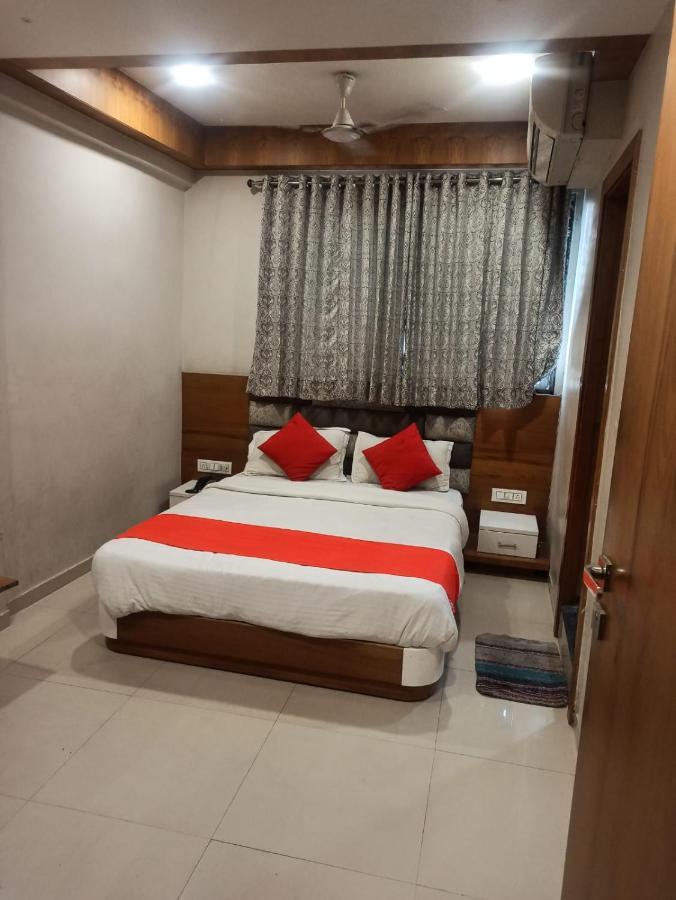 Hotel Madhav Villa Amhedabad Dış mekan fotoğraf