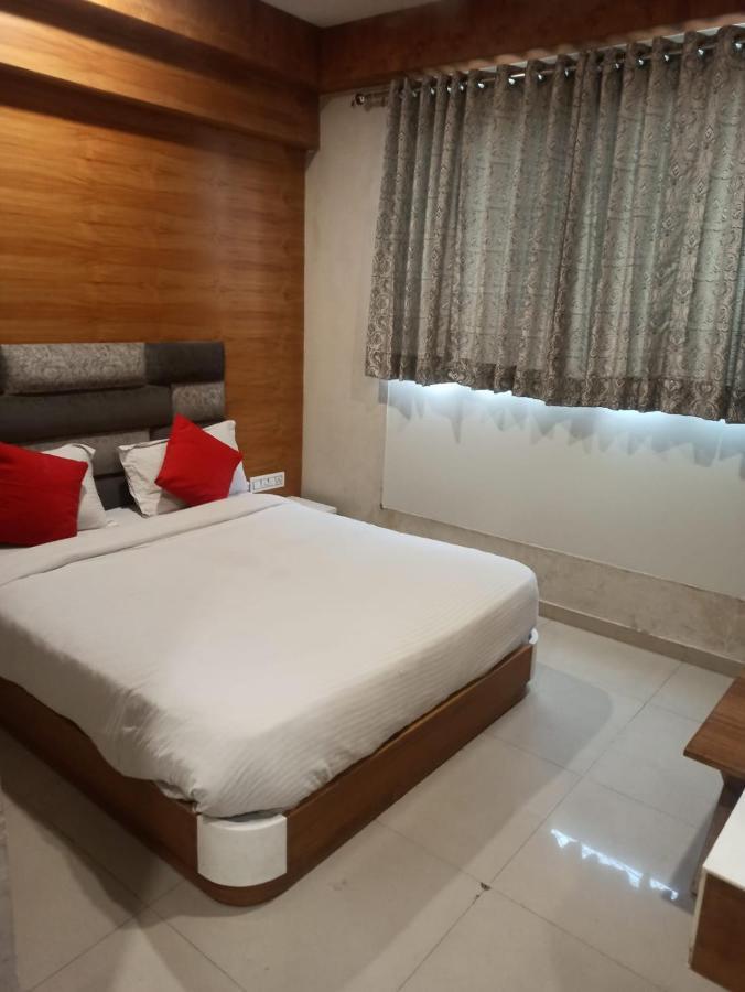 Hotel Madhav Villa Amhedabad Dış mekan fotoğraf