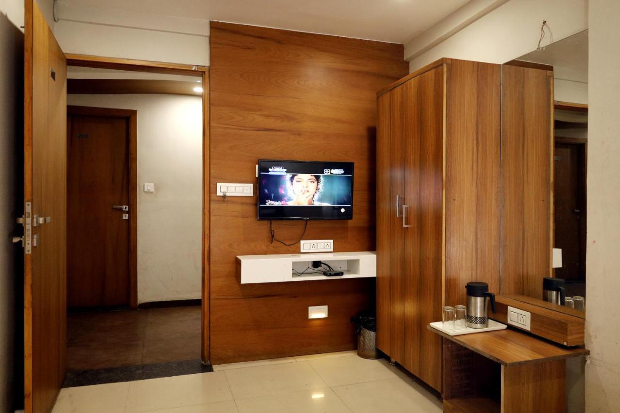 Hotel Madhav Villa Amhedabad Dış mekan fotoğraf