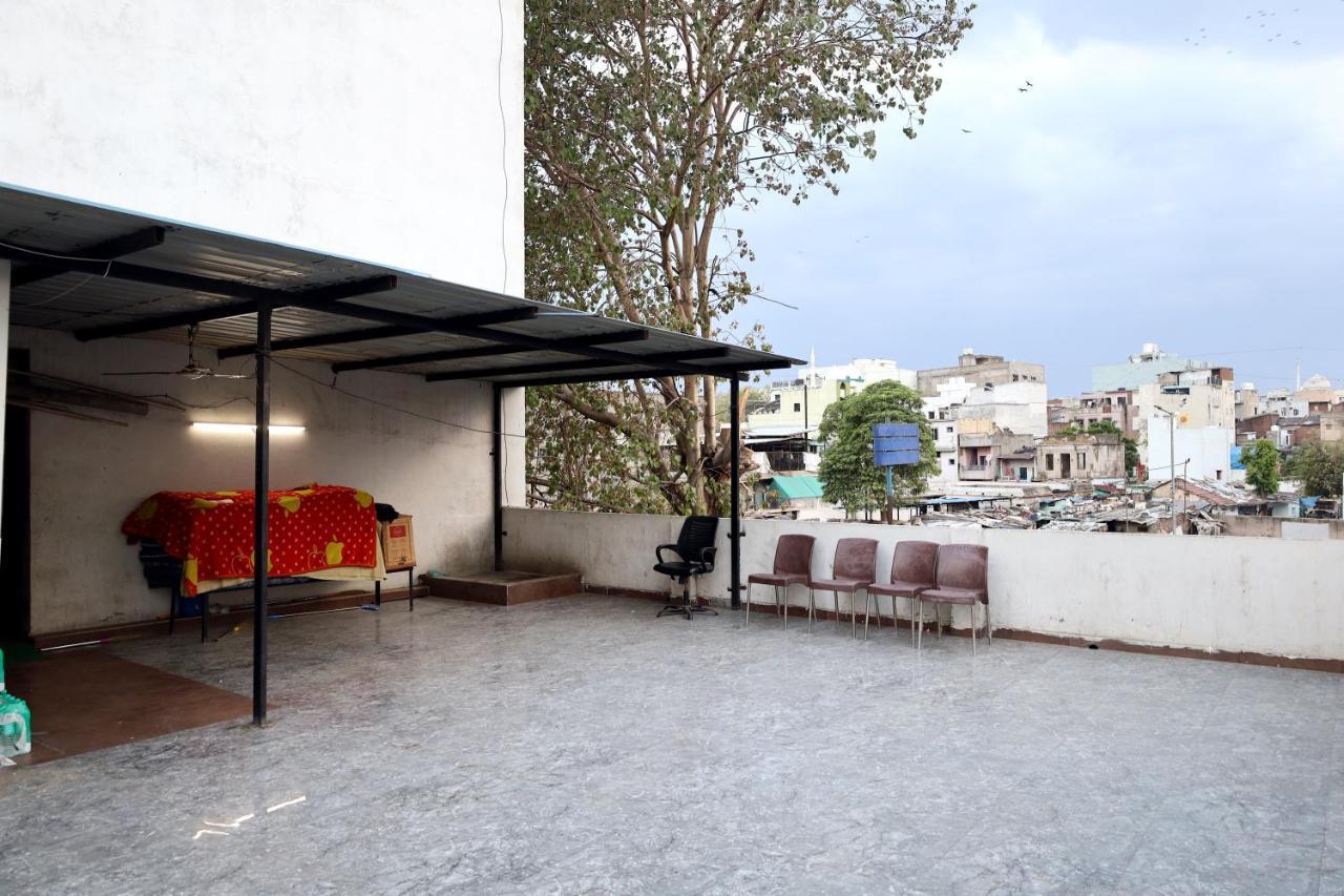 Hotel Madhav Villa Amhedabad Dış mekan fotoğraf
