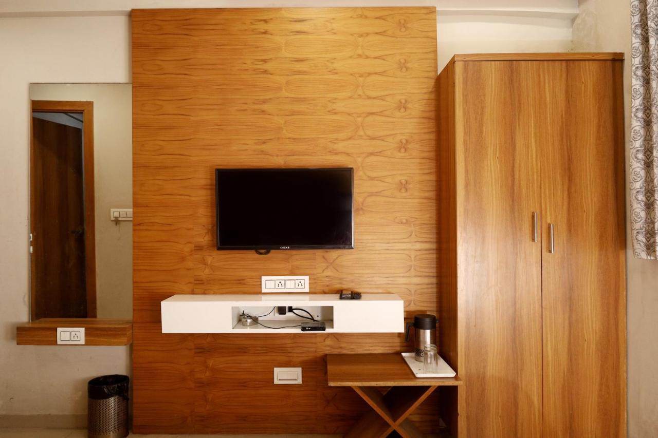 Hotel Madhav Villa Amhedabad Dış mekan fotoğraf