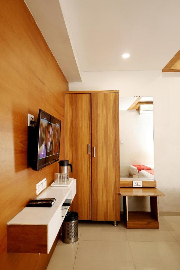 Hotel Madhav Villa Amhedabad Dış mekan fotoğraf